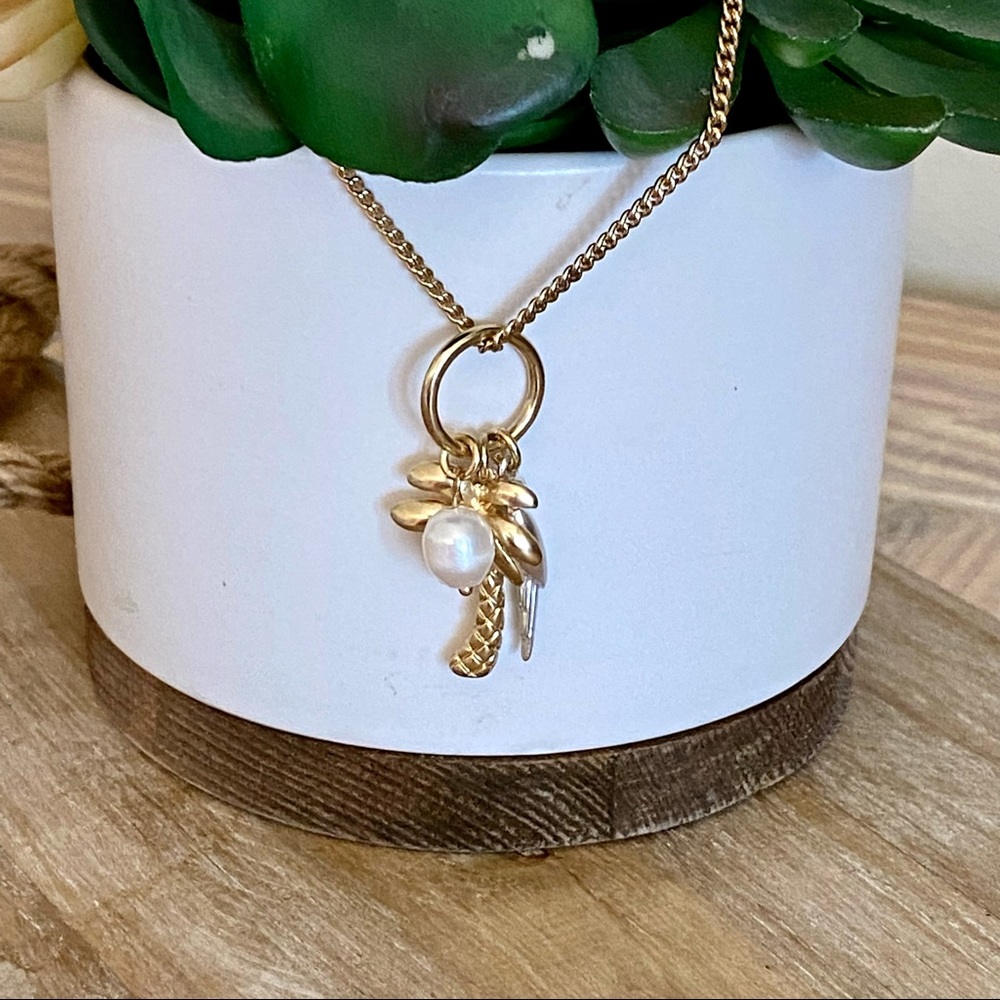 Lucky Brand Palm Tree Charm Necklace. 🌴